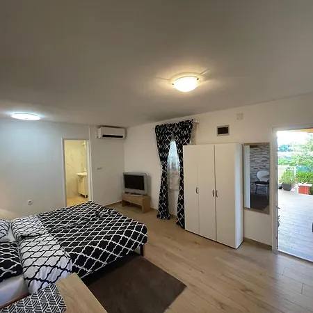 Mika 아파트 풀라