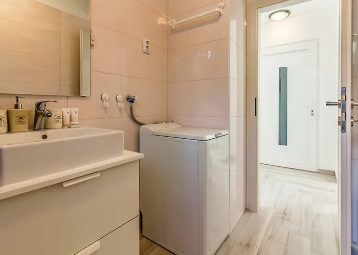 Mika 아파트 풀라