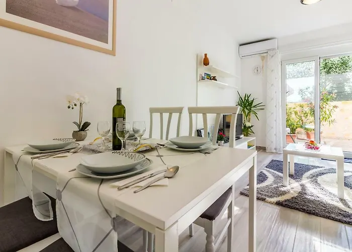 Mika 아파트 풀라